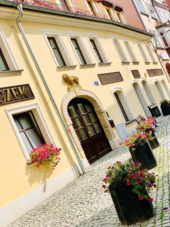 Apartament W Centrum Miasta Z Darmowym Parkingiem Dla Dwojga -Apartamenty Pod Zlotym Lwem Klodzko Luaran gambar